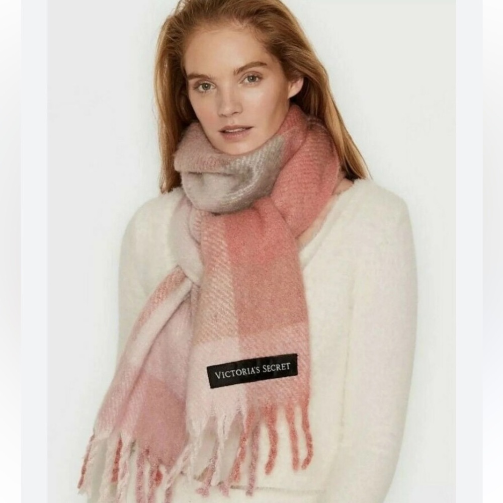 Victoria's Secret Women's Holiday 2020 Plush Plaid Scarf Pink One Size, $30 NWT